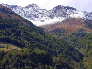 Vue du Clot de la Hount avec neige sur les sommets et couleurs de l'automne