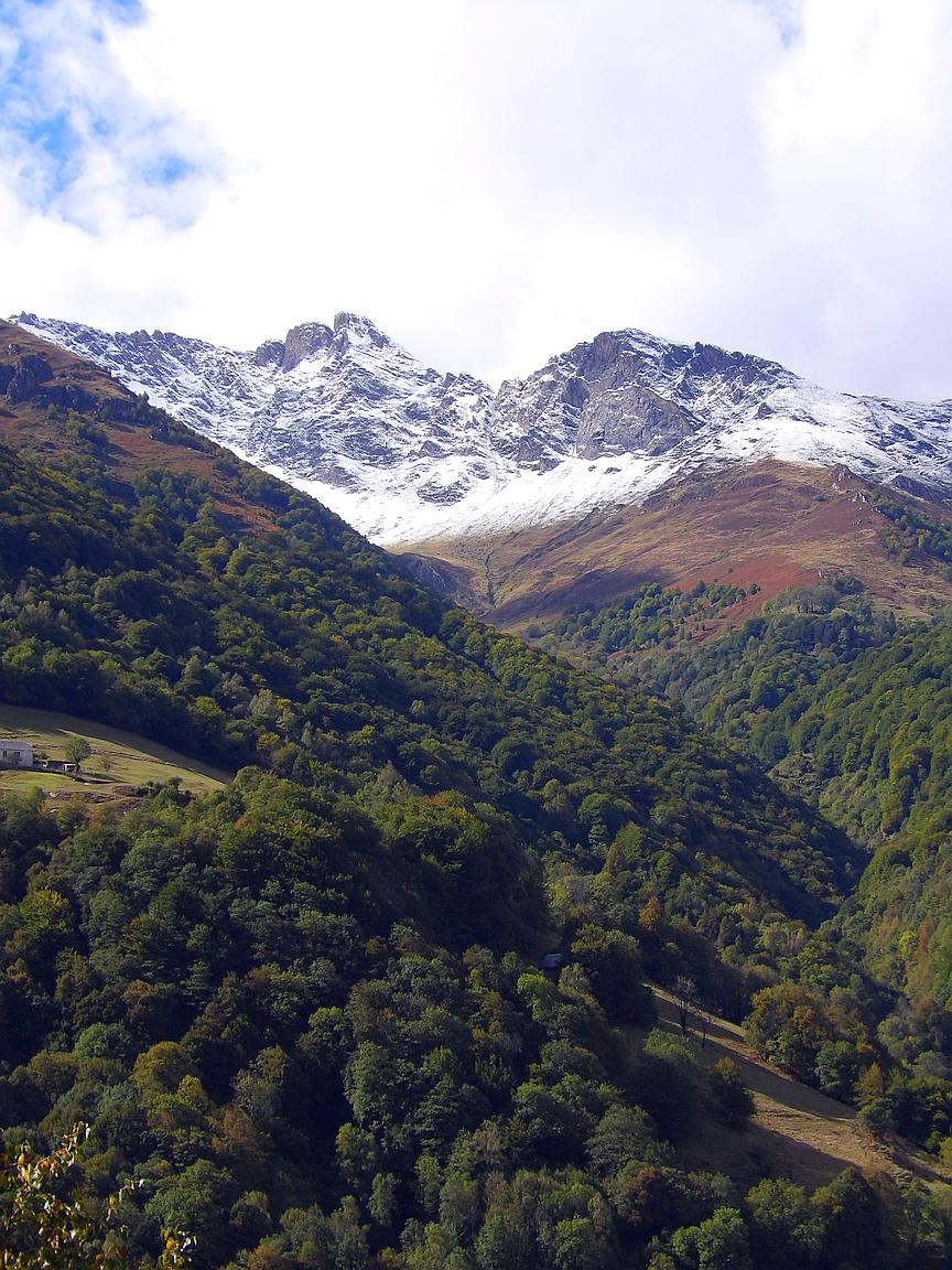 Vue du Clot de la Hount avec neige sur les sommets et couleurs de l'automne