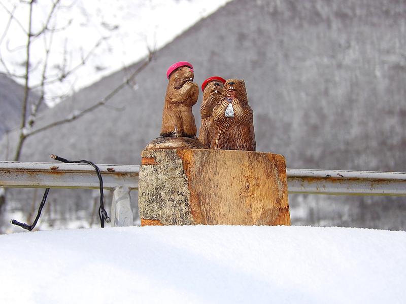 Petites statues de marmottes dans la neige